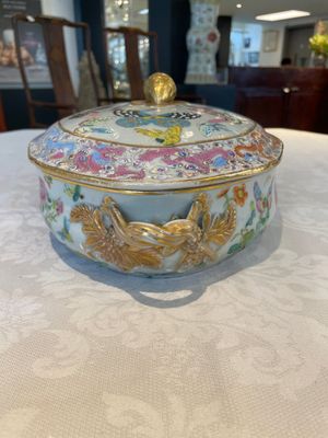 A rare Chinese Canton famille rose '100 butterflies' tureen and cover on stand, 19th C. — photo 12