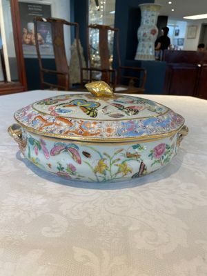 A rare Chinese Canton famille rose '100 butterflies' tureen and cover on stand, 19th C. — photo 13