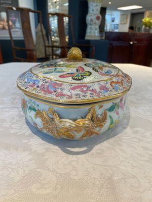 A rare Chinese Canton famille rose '100 butterflies' tureen and cover on stand, 19th C. — photo 14