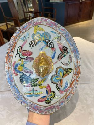 A rare Chinese Canton famille rose '100 butterflies' tureen and cover on stand, 19th C. — photo 15