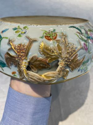 A rare Chinese Canton famille rose '100 butterflies' tureen and cover on stand, 19th C. — photo 24
