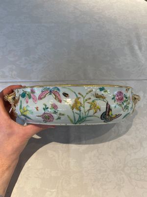 A rare Chinese Canton famille rose '100 butterflies' tureen and cover on stand, 19th C. — photo 27