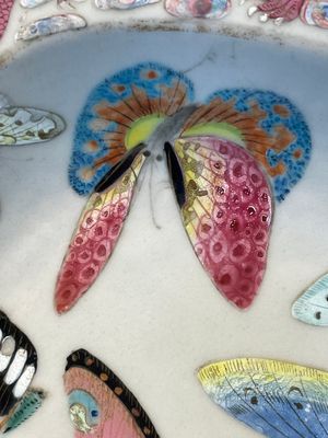 A rare Chinese Canton famille rose '100 butterflies' tureen and cover on stand, 19th C. — photo 4