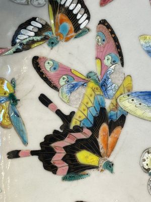 A rare Chinese Canton famille rose '100 butterflies' tureen and cover on stand, 19th C. — photo 5