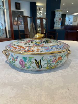A rare Chinese Canton famille rose '100 butterflies' tureen and cover on stand, 19th C. — photo 10