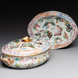 A rare Chinese Canton famille rose '100 butterflies' tureen and cover on stand, 19th C. — photo 1