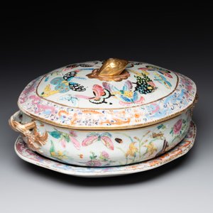 A rare Chinese Canton famille rose '100 butterflies' tureen and cover on stand, 19th C. — photo 2