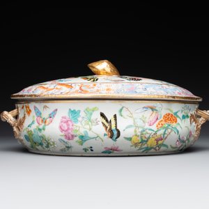 A rare Chinese Canton famille rose '100 butterflies' tureen and cover on stand, 19th C. — photo 3