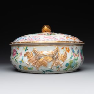 A rare Chinese Canton famille rose '100 butterflies' tureen and cover on stand, 19th C. — photo 4