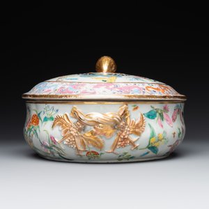 A rare Chinese Canton famille rose '100 butterflies' tureen and cover on stand, 19th C. — photo 6