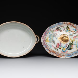 A rare Chinese Canton famille rose '100 butterflies' tureen and cover on stand, 19th C. — photo 7
