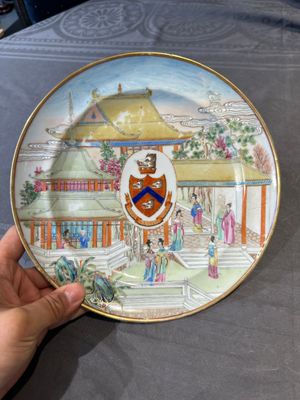 A rare Chinese Canton famille rose armorial dish with the arms of Wight, ca. 1810 — 照片 1
