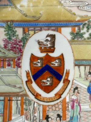 A rare Chinese Canton famille rose armorial dish with the arms of Wight, ca. 1810 — 照片 2