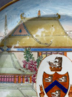 A rare Chinese Canton famille rose armorial dish with the arms of Wight, ca. 1810 — 照片 3