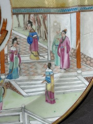 A rare Chinese Canton famille rose armorial dish with the arms of Wight, ca. 1810 — 照片 6