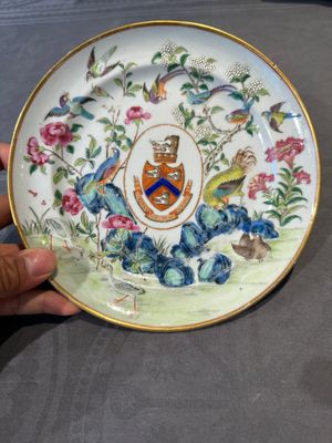 A rare Chinese Canton famille rose armorial dish with the arms of Wight, ca. 1810 — 照片 1