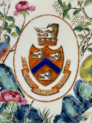 A rare Chinese Canton famille rose armorial dish with the arms of Wight, ca. 1810 — 照片 2