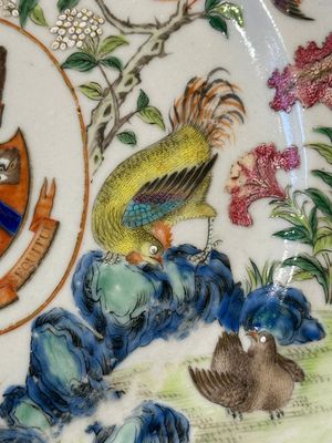 A rare Chinese Canton famille rose armorial dish with the arms of Wight, ca. 1810 — 照片 3