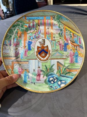 A rare Chinese Canton famille rose armorial dish with the arms of Wight, ca. 1810 — photo 1