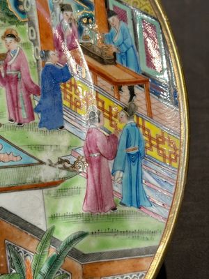 A rare Chinese Canton famille rose armorial dish with the arms of Wight, ca. 1810 — photo 6