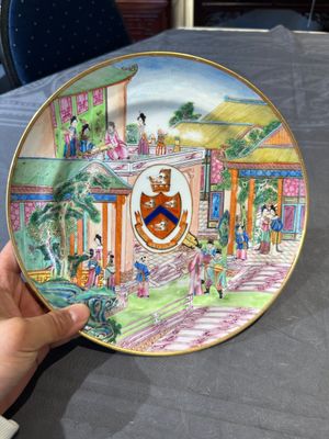 A rare Chinese Canton famille rose armorial dish with the arms of Wight, ca. 1810 — 照片 1