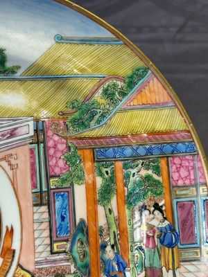 A rare Chinese Canton famille rose armorial dish with the arms of Wight, ca. 1810 — 照片 4