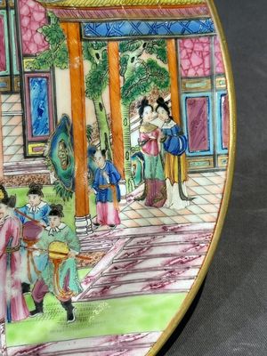 A rare Chinese Canton famille rose armorial dish with the arms of Wight, ca. 1810 — 照片 5