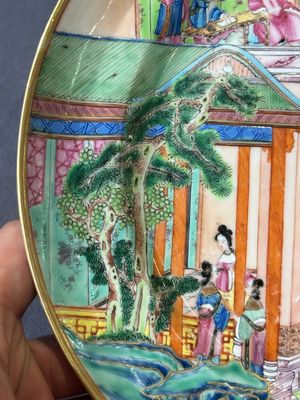 A rare Chinese Canton famille rose armorial dish with the arms of Wight, ca. 1810 — 照片 8