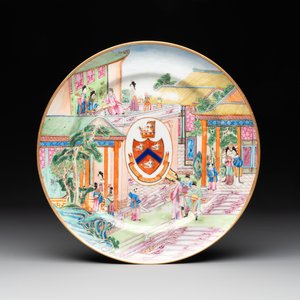 A rare Chinese Canton famille rose armorial dish with the arms of Wight, ca. 1810 — 照片 1