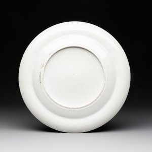 A rare Chinese Canton famille rose armorial dish with the arms of Wight, ca. 1810 — 照片 2