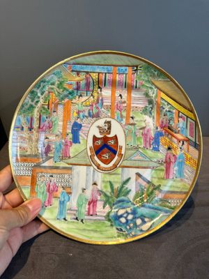A rare Chinese Canton famille rose armorial dish with the arms of Wight, ca. 1810 — photo 1