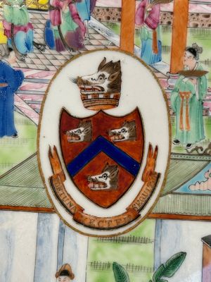 A rare Chinese Canton famille rose armorial dish with the arms of Wight, ca. 1810 — photo 2