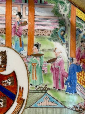 A rare Chinese Canton famille rose armorial dish with the arms of Wight, ca. 1810 — photo 3