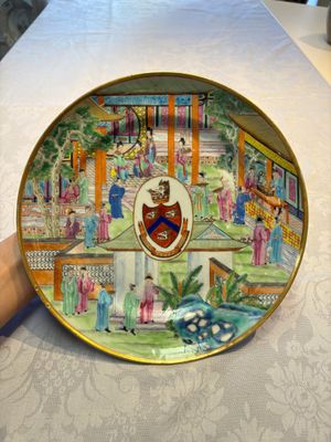 A rare Chinese Canton famille rose armorial dish with the arms of Wight, ca. 1810 — photo 1