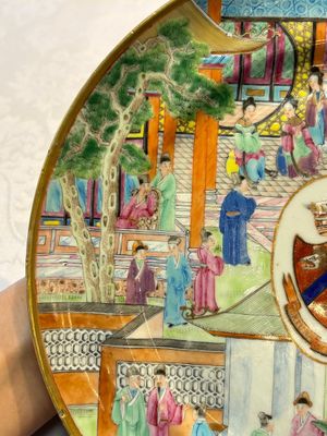 A rare Chinese Canton famille rose armorial dish with the arms of Wight, ca. 1810 — photo 3