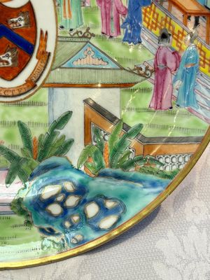 A rare Chinese Canton famille rose armorial dish with the arms of Wight, ca. 1810 — photo 7