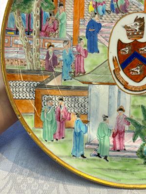 A rare Chinese Canton famille rose armorial dish with the arms of Wight, ca. 1810 — photo 9