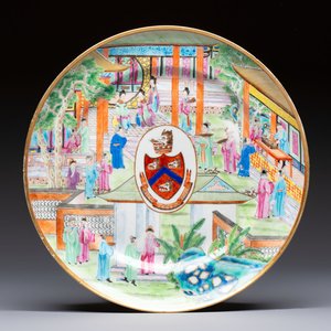 A rare Chinese Canton famille rose armorial dish with the arms of Wight, ca. 1810 — photo 1