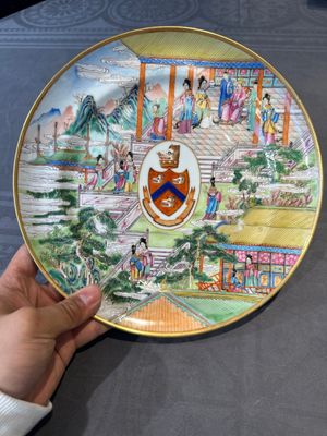 A rare Chinese Canton famille rose armorial dish with the arms of Wight, ca. 1810 — foto 1