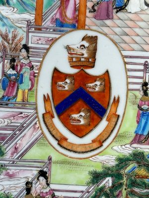 A rare Chinese Canton famille rose armorial dish with the arms of Wight, ca. 1810 — foto 2