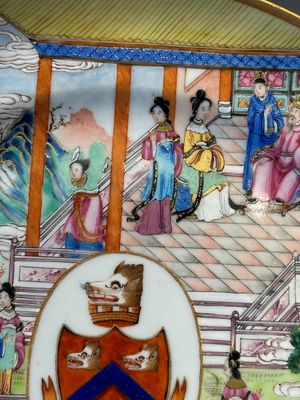 A rare Chinese Canton famille rose armorial dish with the arms of Wight, ca. 1810 — foto 3