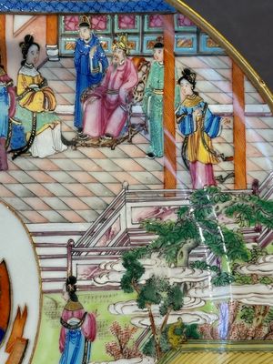 A rare Chinese Canton famille rose armorial dish with the arms of Wight, ca. 1810 — foto 4
