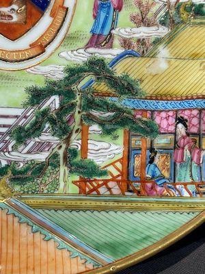 A rare Chinese Canton famille rose armorial dish with the arms of Wight, ca. 1810 — foto 6