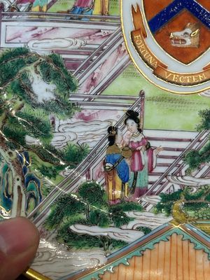 A rare Chinese Canton famille rose armorial dish with the arms of Wight, ca. 1810 — foto 7