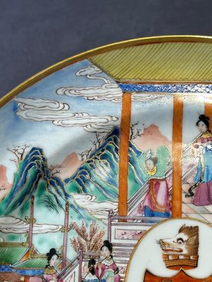 A rare Chinese Canton famille rose armorial dish with the arms of Wight, ca. 1810 — foto 9