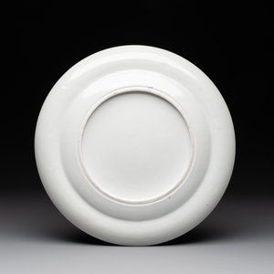 A rare Chinese Canton famille rose armorial dish with the arms of Wight, ca. 1810 — foto 2