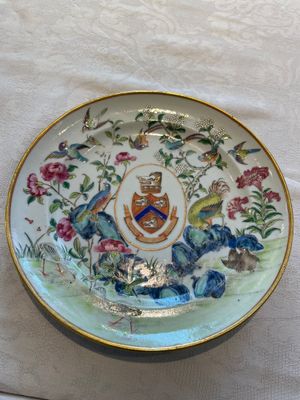 A rare Chinese Canton famille rose armorial plate with the arms of Wight, ca. 1810 — 照片 1