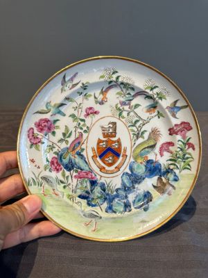 A rare Chinese Canton famille rose armorial plate with the arms of Wight, ca. 1810 — photo 1