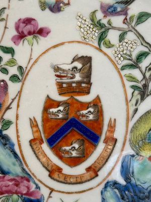 A rare Chinese Canton famille rose armorial plate with the arms of Wight, ca. 1810 — photo 2