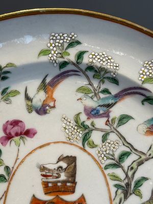 A rare Chinese Canton famille rose armorial plate with the arms of Wight, ca. 1810 — photo 3